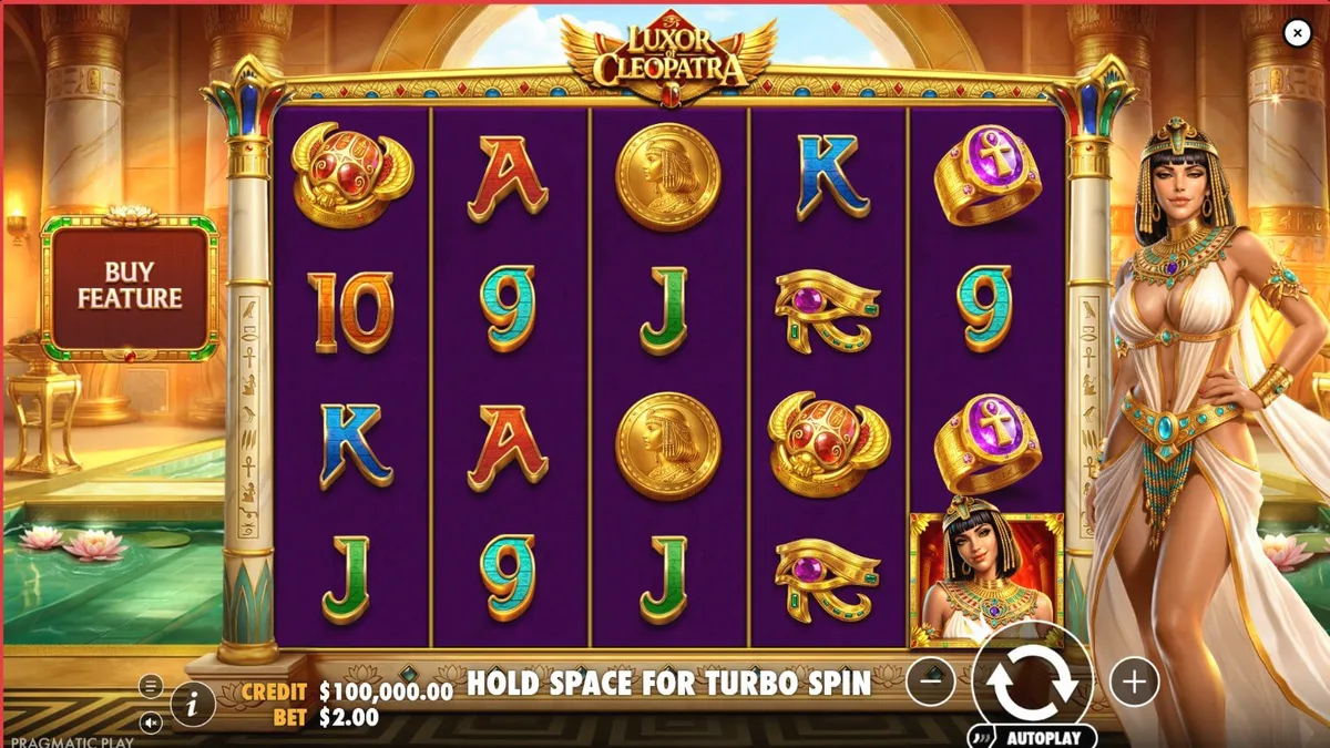 Tampilan layar permainan slot Luxor of Cleopatra dengan latar belakang istana Mesir yang mewah